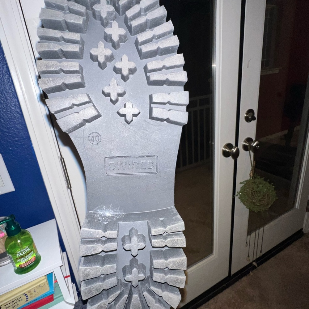 Divided White and Black Heeled Boots - Picture 4 of 7